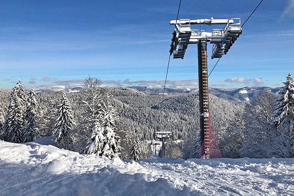 Mit der Seilbahn auf den verschneiten Belchen